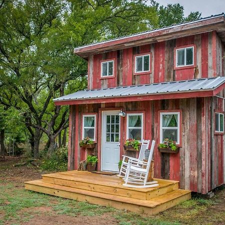 Cozy Cabin Little Red Hen 12 Min To Magnolia Waco Dış mekan fotoğraf